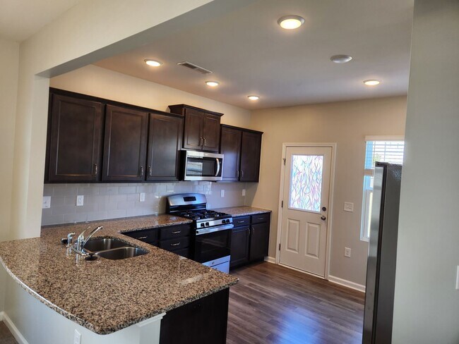 Photo - 4 Bedroom For rent