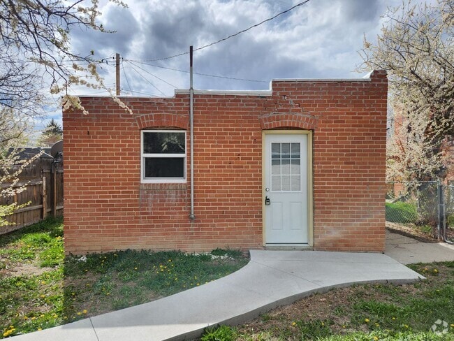 Building Photo - Cute & Cozy 2 Bedroom House