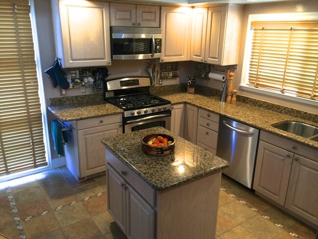 kitchen - 1111 Fife Ave