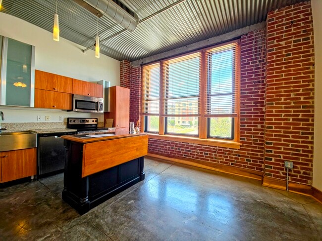 Building Photo - 2207 Washington Ave Unit 213