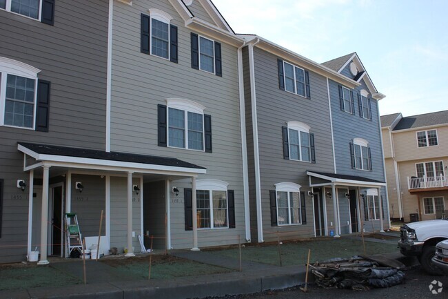 Building Photo - Two Master Suite Apartment Townhouse