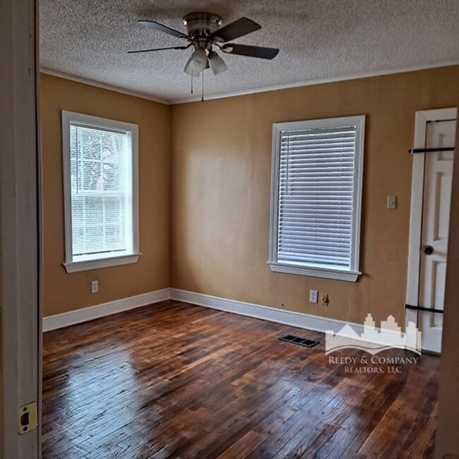 Photo - 2949 Yale Ave