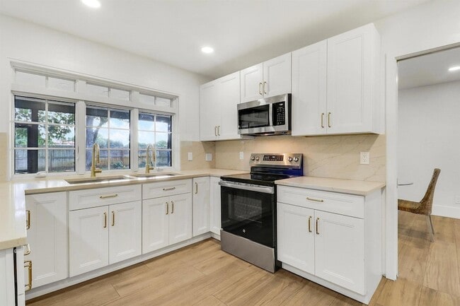 Photo - 1009 Alamanda Dr