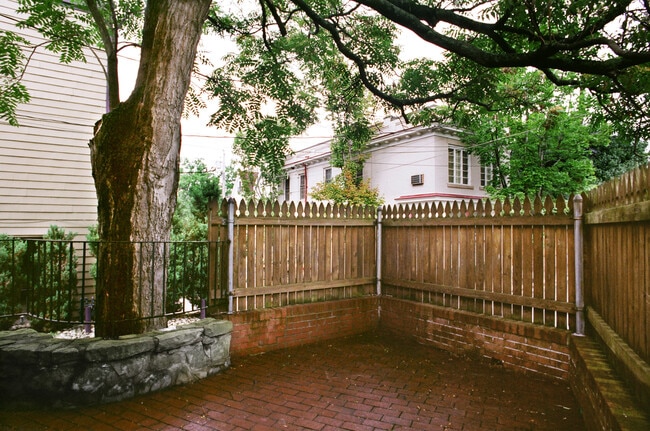 Photo - 6415 Howe St