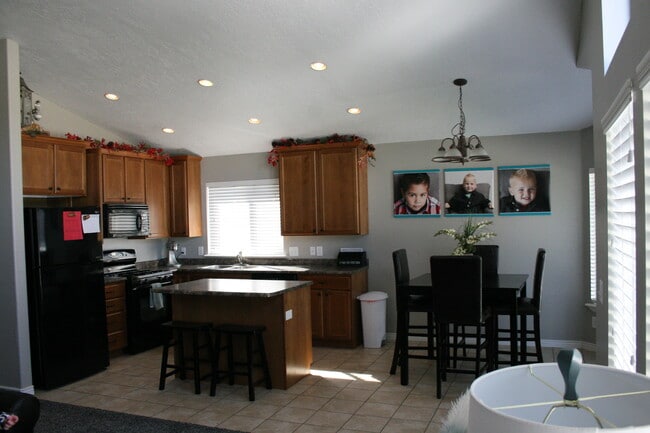 Photo - 789 N Devonshire Dr