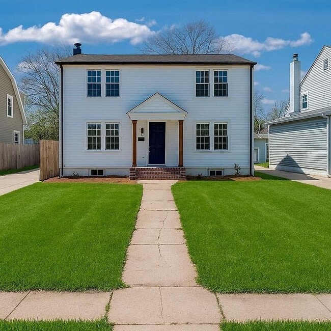 Building Photo - Enchanting 3 Bedroom 1 Bathroom Home Located near Wesley Hospital