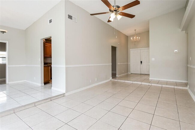 Photo - 820 E Flag Ln