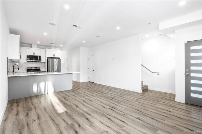 Photo - 10857 Morrison St