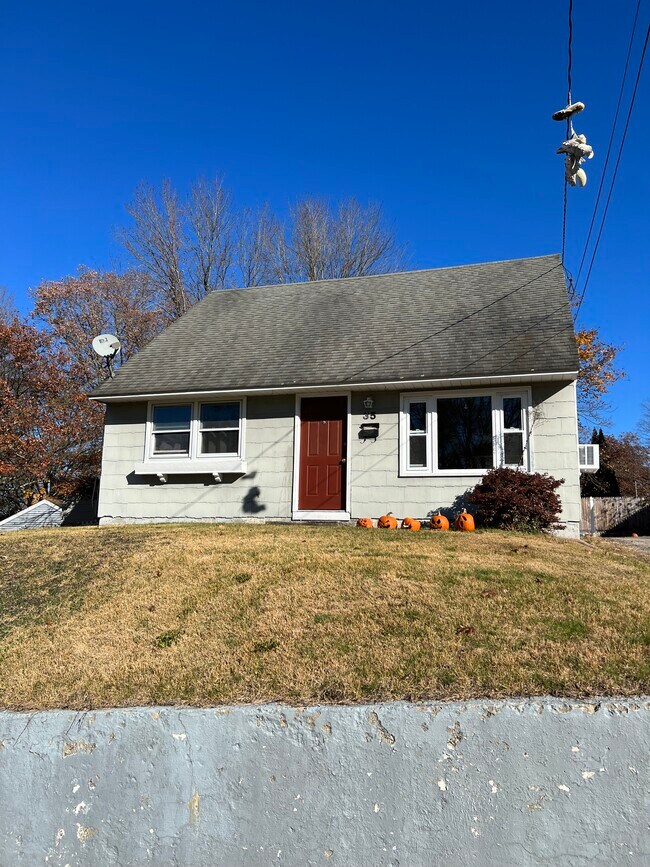 35 Lynwood Dr House House Rental in Willimantic, CT