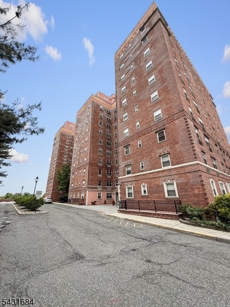 Building Photo - 70 S Munn Ave Unit 303