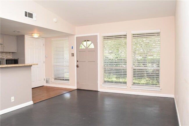Photo - 5601 Woodrow Ave Unit 102