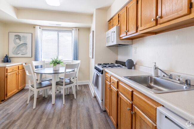 2BR, 1BA - 953SF - Kitchen