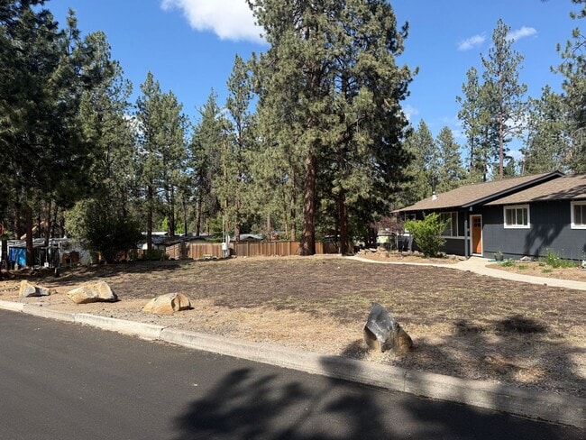 Photo - Spacious 4 Bed/3 Single Family Home in SW Bend - Large Backyard