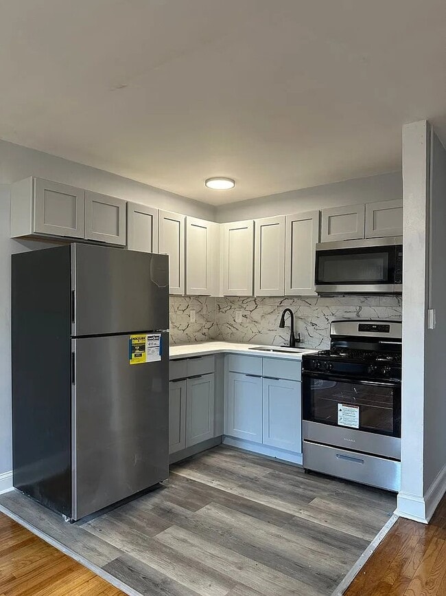 Building Photo - 405 Grove St Unit 2B I 3B