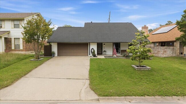 Photo - 208 Skyloop Dr