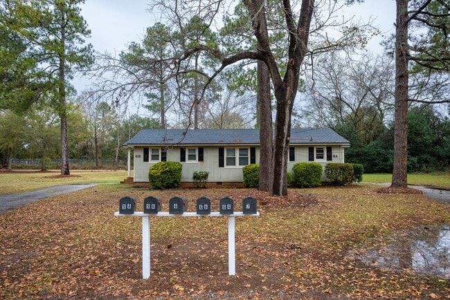 Building Photo - Welcome to this beautiful 1 bedroom and 1 bath Unit 6 Country Squire Court A