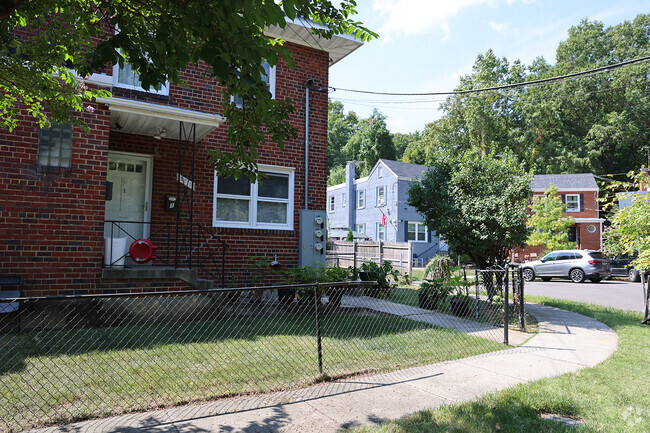 Building Photo - 2711 Fort Baker Dr SE Unit #3 Basement Rental