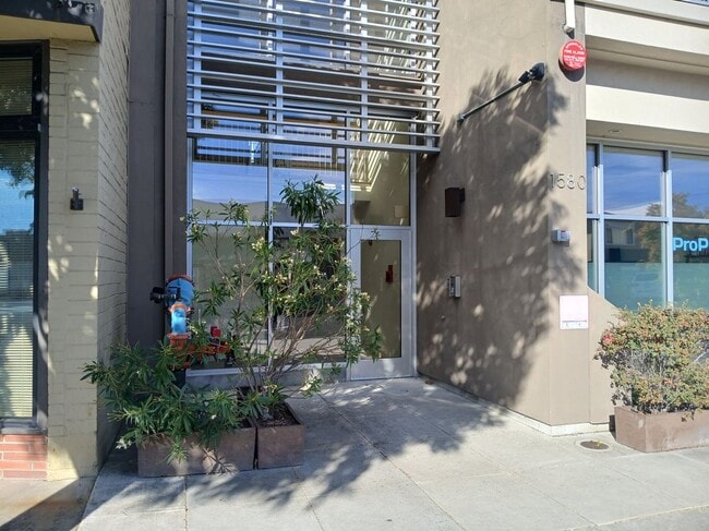 Building Photo - 1580 Laurel St Unit Apt 1