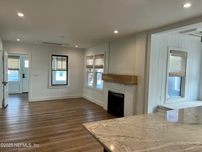 Photo - 201 Hopkins St