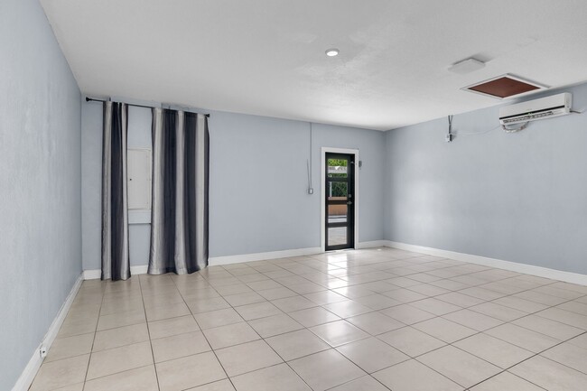 Building Photo - Beautiful home in quiet neighborhood