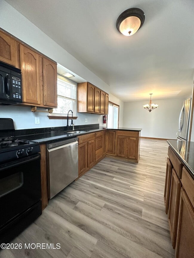 Photo - 185 Ravenwood Blvd