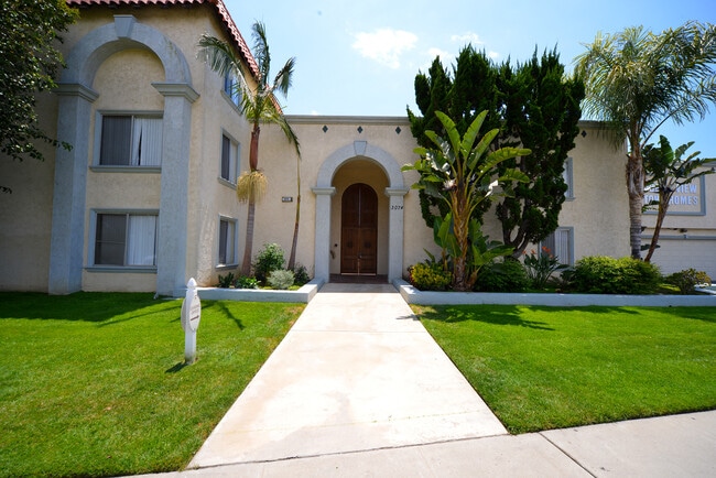 Ocean View Townhomes exterior building sidewalk view - Ocean View Townhomes