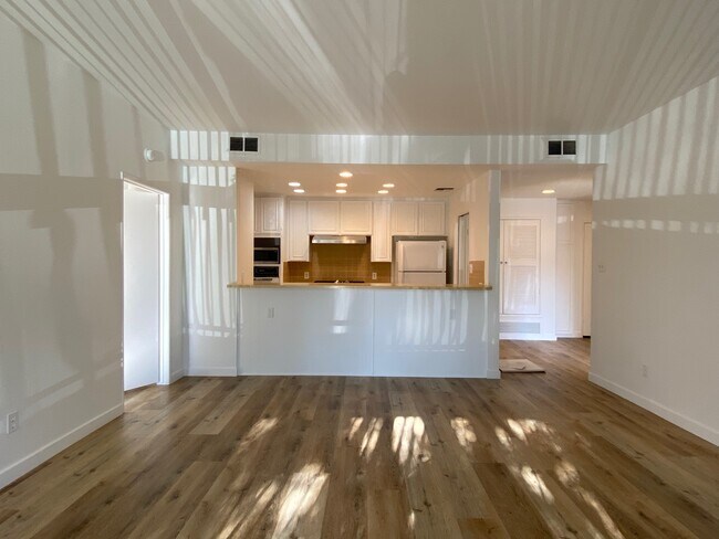 Vista de la sala de estar a la cocina - 104 S Hayworth Ave Unidad 106