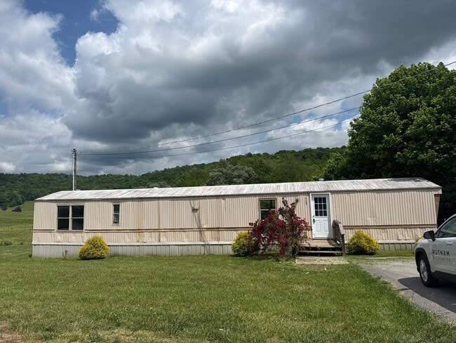 Building Photo - 2-Bedroom, 2-Bath Trailer with Scenic Views in Sparta, TN