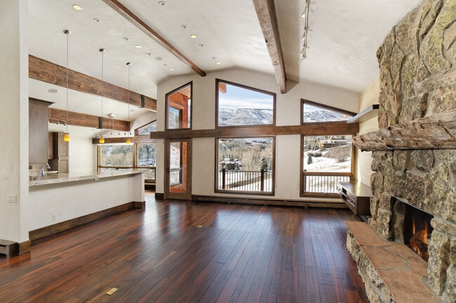 Photo - 10 Martingale Ln