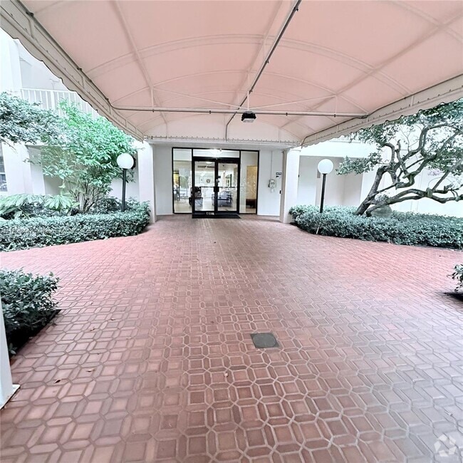 Building Photo - 3980 Oaks Clubhouse Dr Unit 302