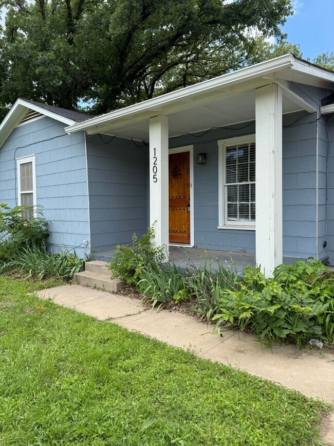 2/1 NEW PAINT AND FLOORING - NEWLY RENOVATED - 2/1 NEW PAINT AND FLOORING - NEWLY RENOVATED House