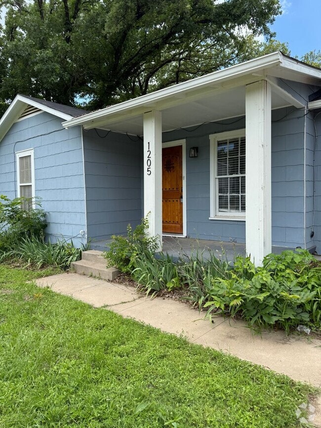 Building Photo - 2/1 NEW PAINT AND FLOORING - NEWLY RENOVATED Rental