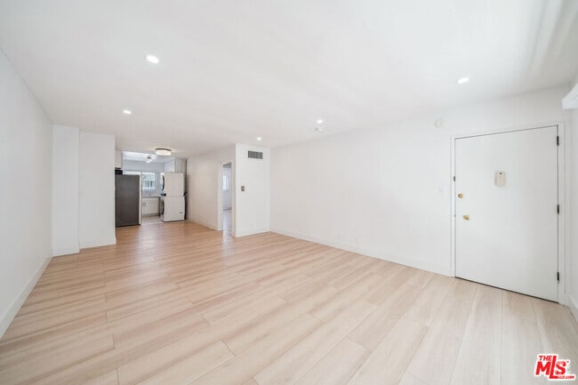 Building Photo - 326 Serrano Ave Unit 9 Rental