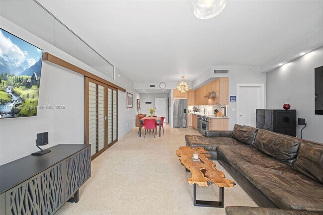 Photo - 2001 Meridian Ave Unidad 308