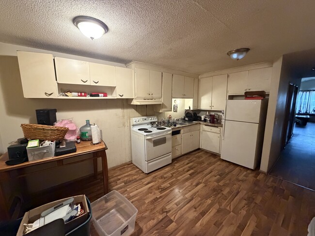 Kitchen - potential to be redone