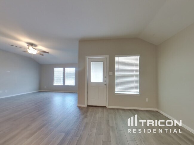 Photo - 532 Houndstooth Dr