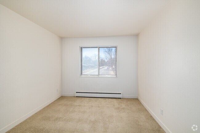 2BR, 1BA - 875SF - Primary Bedroom