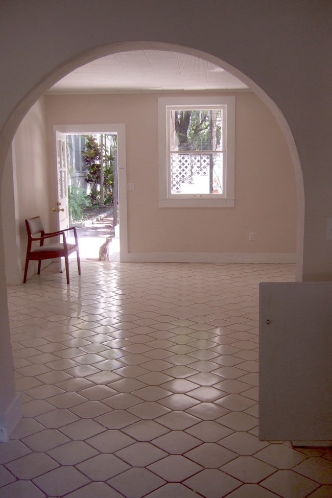 Building Photo - 1624 SW 10th St Unit 2