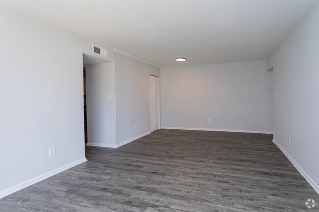 2BR, 1BA - 966SF