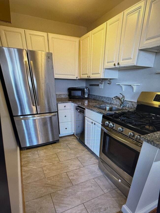 Kitchen - 1575 N Colonial Ter Unit 304