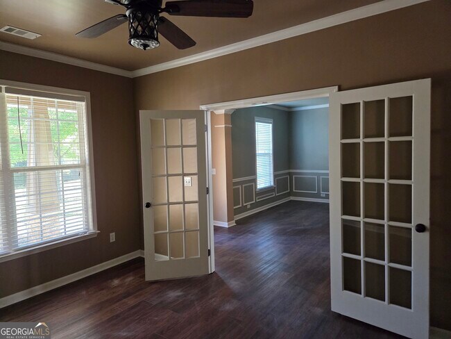 Photo - 536 Longwood Pl