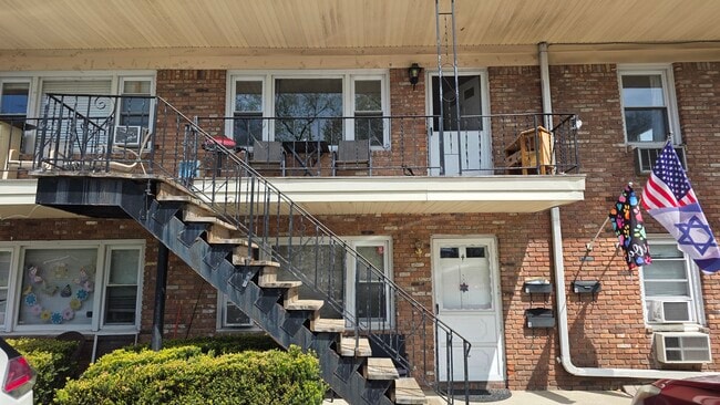 Building Photo - 16 E Belmont Ave Unit 8