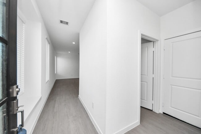 Building Photo - 29515 Pondview Dr