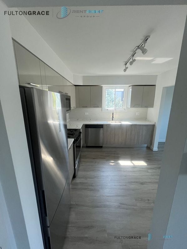 Building Photo - 7621 N Sheridan Rd