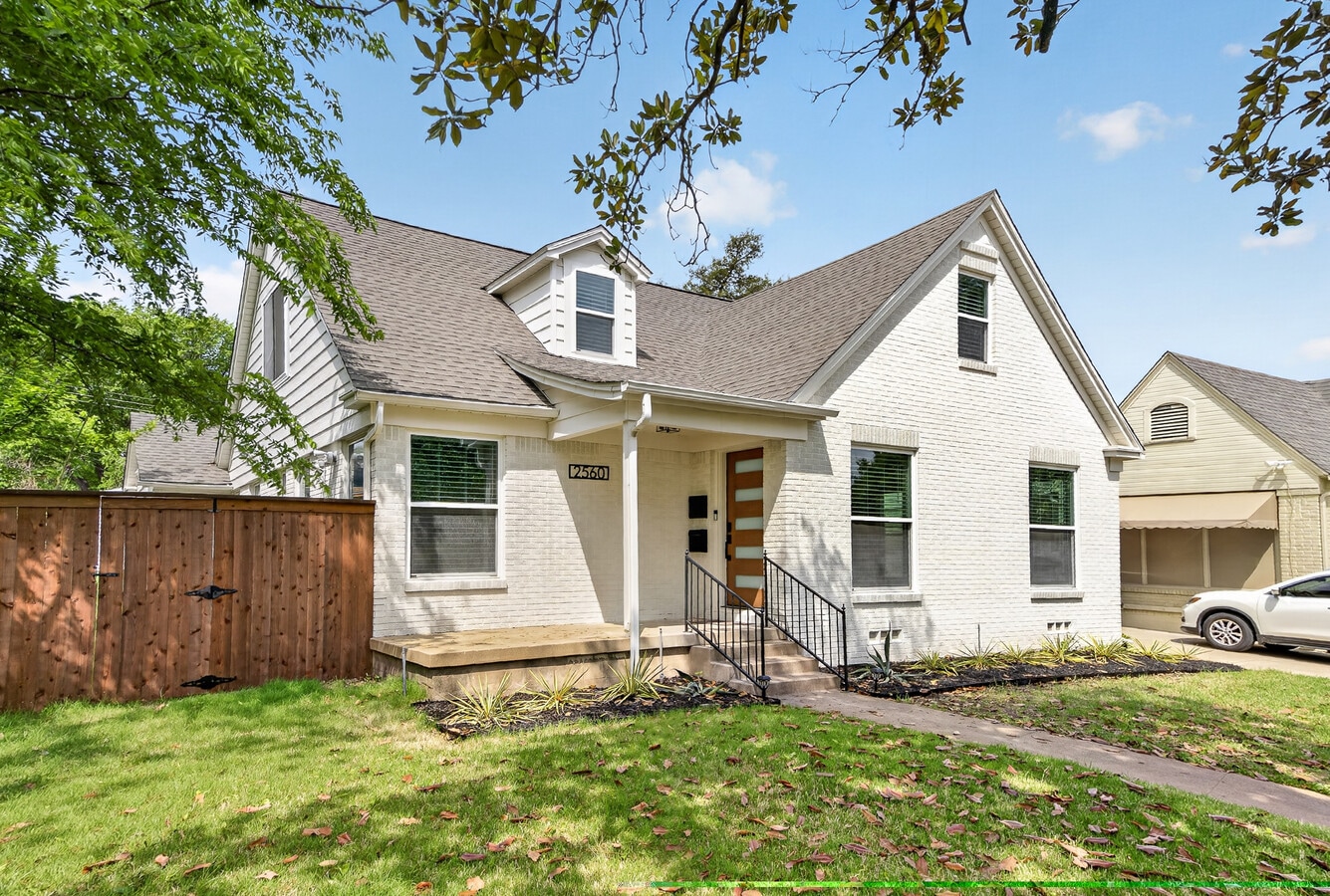 Photo - 2560 Rogers Ave