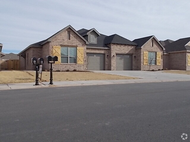 Building Photo - The Finer Things In Life/ The Town Homes o...