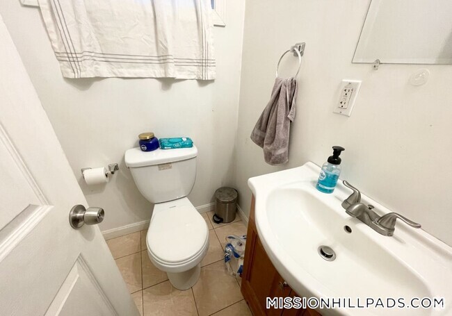 Building Photo - 93A Hillside St Rental