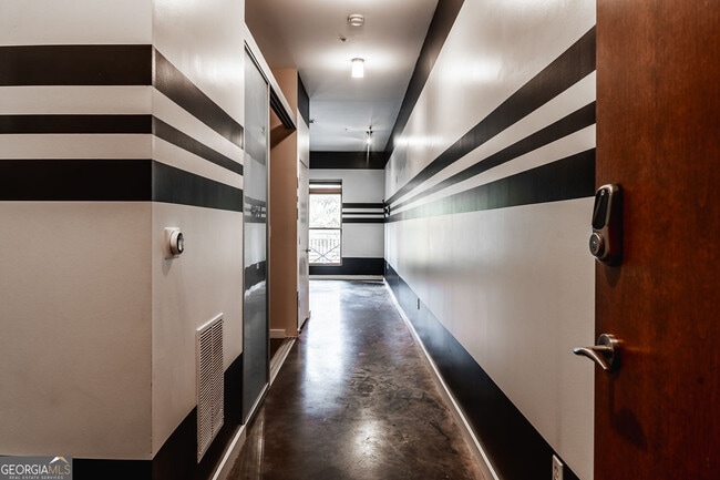 Building Photo - 333 Nelson St SW Unit 201