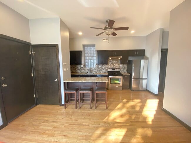 Building Photo - 2452 W Iowa St Unit 4 Rental