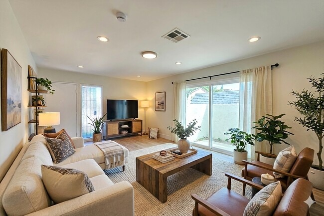 Building Photo - 126 Casuda Canyon Dr Unit D